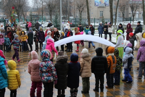 Рождественский праздник, который для ребят в сквере гимназии провел муромский театр «Франт»