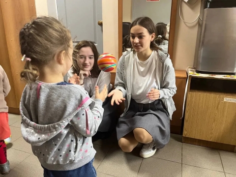 К МАЛЫШАМ С ПОДАРКАМИ