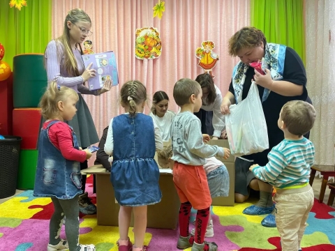 К МАЛЫШАМ С ПОДАРКАМИ