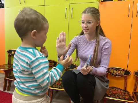 К МАЛЫШАМ С ПОДАРКАМИ