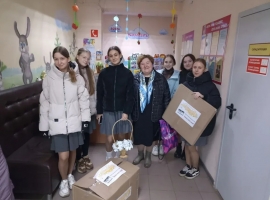 К МАЛЫШАМ С ПОДАРКАМИ